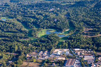 Vue aérienne de Albatros Golf Performance Center, parcours 18 trous Le Château et Le Riou à Tourrettes dans le département Var, France