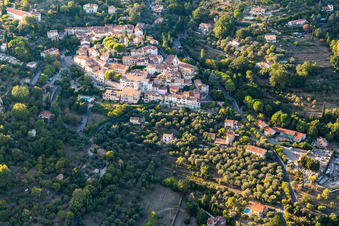 Vue oblique de Tourrettes dans le département Var, France