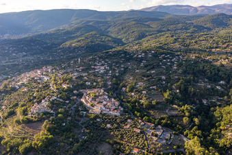Tourrettes dans le département Var, France d'en haut