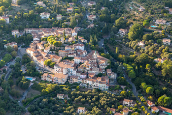 Vue aérienne de Quartier de la vieille ville et centre-ville sur une colline du Var à Tourrettes dans le département Var, France