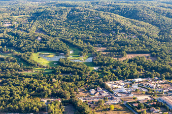 Vue aérienne de Albatros Golf Performance Center, parcours 18 trous Le Château et Le Riou à Tourrettes dans le département Var, France