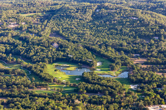 Photographie aérienne de Albatros Golf Performance Center, parcours 18 trous Le Château et Le Riou à Tourrettes dans le département Var, France