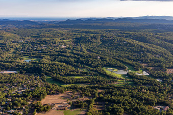 Vue oblique de Albatros Golf Performance Center, parcours 18 trous Le Château et Le Riou à Tourrettes dans le département Var, France