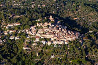 Vue aérienne de Historique sur une colline du Var à Montauroux à Callian dans le département Var, France