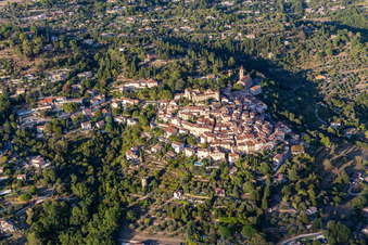 Vue oblique de Callian dans le département Var, France