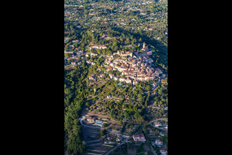 Vue aérienne de Historique sur une colline du Var à Montauroux à Callian dans le département Var, France
