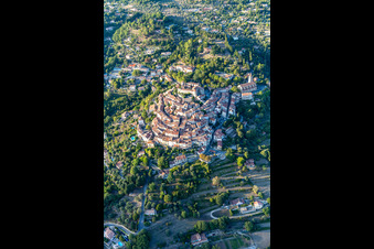 Vue oblique de Historique sur une colline du Var à Montauroux à Callian dans le département Var, France