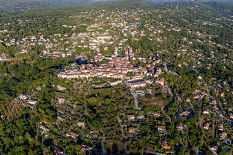 Vue oblique de Montauroux dans le département Var, France
