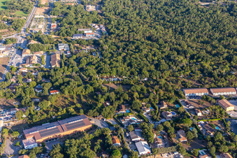 Vue aérienne de Camping Caravaning du Lac à Montauroux dans le département Var, France