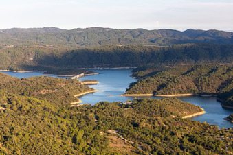 Vue aérienne de Réservoir : Lac Cassien - Faïence à Montauroux dans le département Var, France