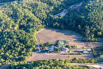 Vue aérienne de Le Ranch du Lac de Saint Cassien à Callian dans le département Var, France