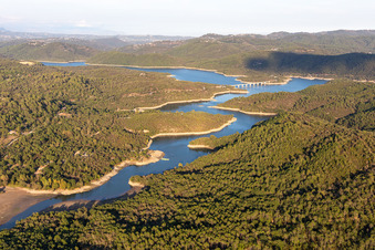 Photographie aérienne de Réservoir : Lac Cassien - Faïence à Montauroux dans le département Var, France