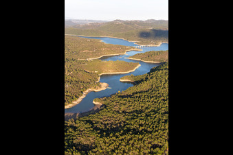 Réservoir : Lac Cassien - Faïence à Montauroux dans le département Var, France d'en haut