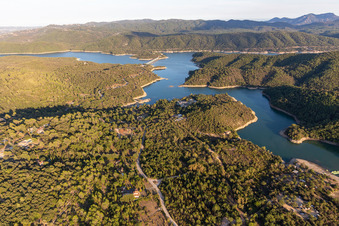 Réservoir : Lac Cassien - Faïence à Montauroux dans le département Var, France vue d'en haut