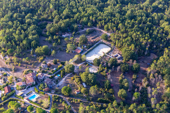 Vue d'oiseau de Montauroux dans le département Var, France