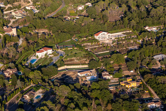 Vue aérienne de Villa de luxe - maison individuelle avec parc en terrasse, court de tennis et piscine à Montauroux dans le département Var, France