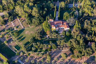 Vue aérienne de Parc du Château de La Colle Noire par Cristian Dior à Montauroux dans le département Var, France