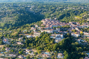 Vue d'oiseau de Callian dans le département Var, France