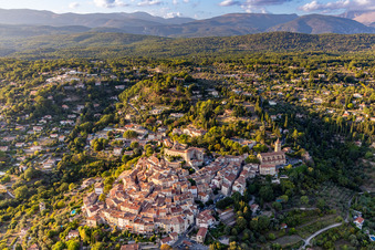Vue aérienne de Historique sur une colline du Var à Callian dans le département Var, France