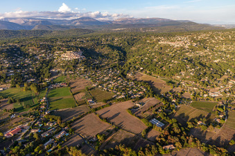 Vue aérienne de Et Montauroux à Callian dans le département Var, France