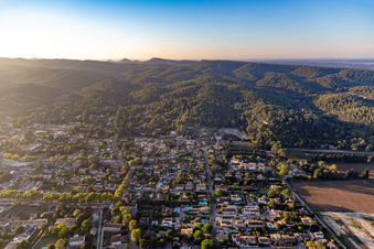 Vue aérienne de Saint-Étienne-du-Grès dans le département Bouches du Rhône, France