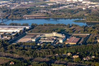 Vue aérienne de Terrain et clôture de sécurité de l'établissement pénitentiaire. Usage éditorial autorisé uniquement. à Tarascon dans le département Bouches du Rhône, France
