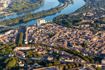 Vue aérienne de Château de Tarascon au dessus du Rhône à Tarascon dans le département Bouches du Rhône, France