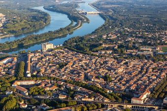 Vue aérienne de Château de Tarascon au dessus du Rhône à Tarascon dans le département Bouches du Rhône, France