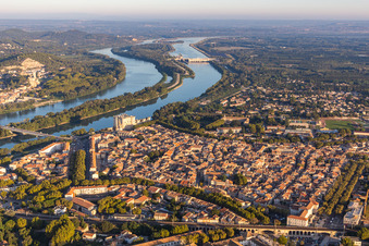 Vue aérienne de Vue sur la ville au bord du Rhône avec le Château de Tarascon à Tarascon dans le département Bouches du Rhône, France