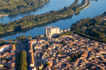 Vue aérienne de Vue sur la ville au bord du Rhône avec le Château de Tarascon à Tarascon dans le département Bouches du Rhône, France