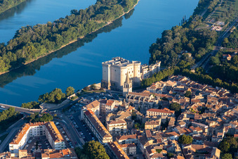 Photographie aérienne de Château de Tarascon au dessus du Rhône à Tarascon dans le département Bouches du Rhône, France