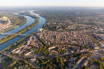 Vue oblique de Château de Tarascon au dessus du Rhône à Tarascon dans le département Bouches du Rhône, France