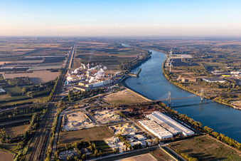 Vue aérienne de Bâtiments de production de PROVENCE COMPOST et Fibre Excellence avec installations portuaires au bord du Rhône à Tarascon dans le département Bouches du Rhône, France