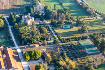 Vue aérienne de Clamasix Domaine Breuil à Graveson dans le département Bouches du Rhône, France