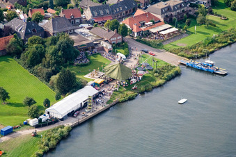 Vue aérienne de Voyage d'un ferry de l'Autoveer Broekhuizen - Arcen à travers la Meuse à Broekhuizen dans le département Limbourg, Pays-Bas