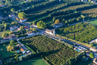 Vue aérienne de Chapelle Saint-Roch à le quartier Les Écarts in Saint-Rémy-de-Provence dans le département Bouches du Rhône, France