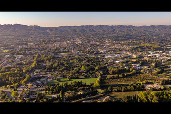 Vue aérienne de Saint-Rémy-de-Provence dans le département Bouches du Rhône, France