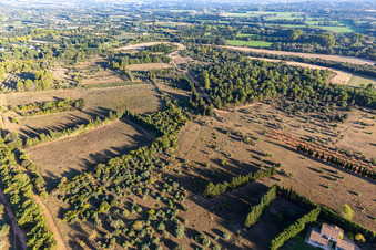 Vue aérienne de La plaine de la Crau à le quartier Partie Nord Est in Saint-Rémy-de-Provence dans le département Bouches du Rhône, France