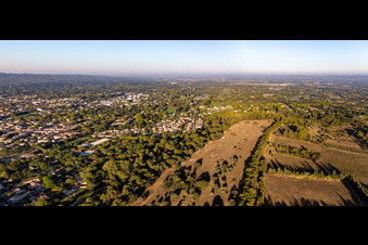 Vue aérienne de La plaine de la Crau à le quartier Partie Nord Est in Saint-Rémy-de-Provence dans le département Bouches du Rhône, France
