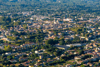 Vue aérienne de Saint-Rémy-de-Provence dans le département Bouches du Rhône, France