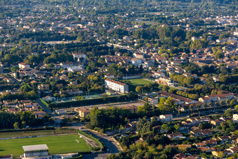 Vue aérienne de Stade de la Petite Crau à le quartier Partie Nord Est in Saint-Rémy-de-Provence dans le département Bouches du Rhône, France