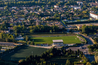 Vue aérienne de Stade de la Petite Crau à le quartier Partie Nord Est in Saint-Rémy-de-Provence dans le département Bouches du Rhône, France