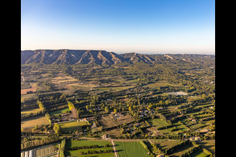 Vue aérienne de Massif des Alpilles à le quartier Partie Nord Est in Saint-Rémy-de-Provence dans le département Bouches du Rhône, France