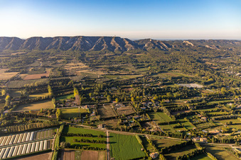 Vue aérienne de Massif des Alpilles, Château Romanin à le quartier Les Écarts in Saint-Rémy-de-Provence dans le département Bouches du Rhône, France