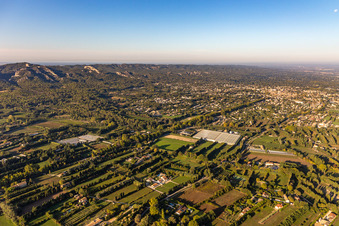 Vue aérienne de Massif des Alpilles à le quartier Les Écarts in Saint-Rémy-de-Provence dans le département Bouches du Rhône, France