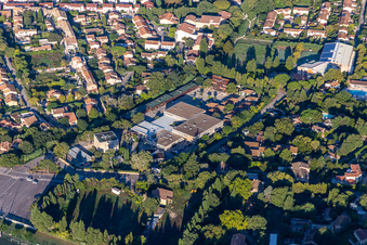 Vue aérienne de Collège Glanum à le quartier Partie Nord Est in Saint-Rémy-de-Provence dans le département Bouches du Rhône, France