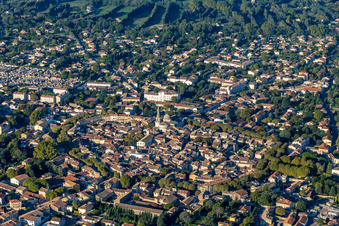 Vue aérienne de Vieille ville à le quartier Partie Nord Est in Saint-Rémy-de-Provence dans le département Bouches du Rhône, France