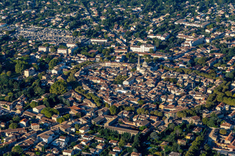 Vue aérienne de Vieille ville à le quartier Partie Nord Est in Saint-Rémy-de-Provence dans le département Bouches du Rhône, France