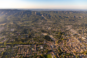 Vue aérienne de Massif des Alpilles à le quartier Ceinture Centre Ville in Saint-Rémy-de-Provence dans le département Bouches du Rhône, France