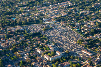 Vue aérienne de Cimetière de Saint-Rémy-de-Provence à le quartier Ceinture Centre Ville in Saint-Rémy-de-Provence dans le département Bouches du Rhône, France